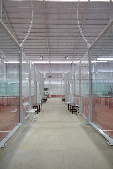 Walkway between the panoramic padel courts